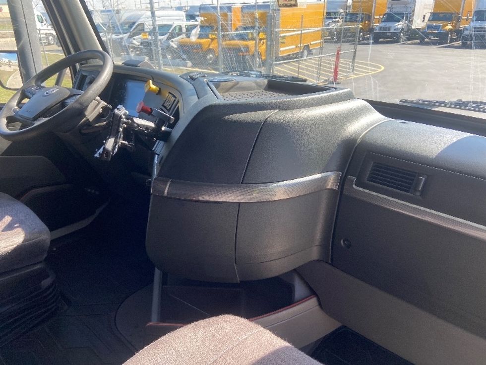 Sleeper Tractor-Heavy Duty Tractors-Volvo-2022-VNL64760-San Antonio-TX-523,447\n\t\tmiles-$ 71,000 - Image 15