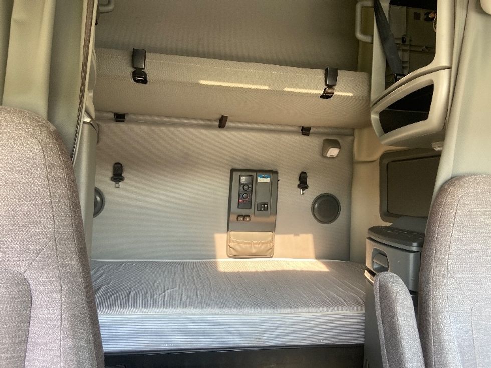 Sleeper Tractor-Heavy Duty Tractors-Volvo-2022-VNL64760-San Antonio-TX-523,447\n\t\tmiles-$ 71,000 - Image 16