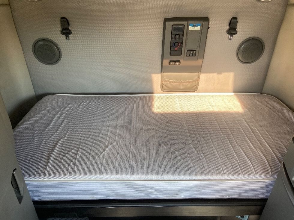 Sleeper Tractor-Heavy Duty Tractors-Volvo-2022-VNL64760-San Antonio-TX-523,447\n\t\tmiles-$ 71,000 - Image 17