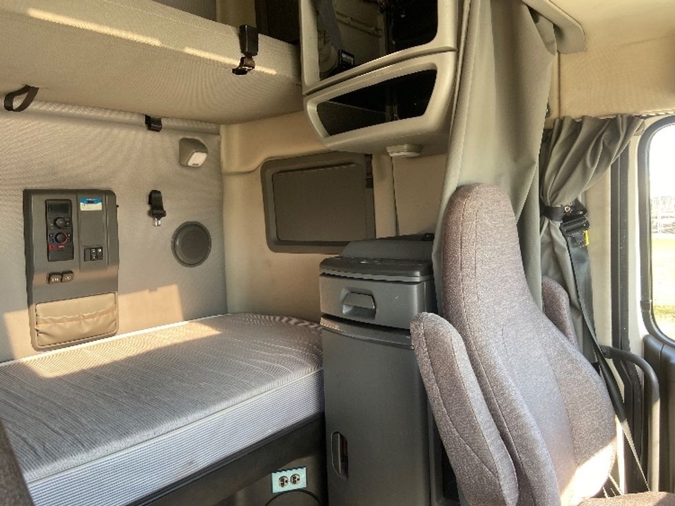 Sleeper Tractor-Heavy Duty Tractors-Volvo-2022-VNL64760-San Antonio-TX-523,447\n\t\tmiles-$ 71,000 - Image 18