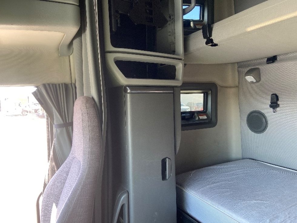 Sleeper Tractor-Heavy Duty Tractors-Volvo-2022-VNL64760-San Antonio-TX-523,447\n\t\tmiles-$ 71,000 - Image 19