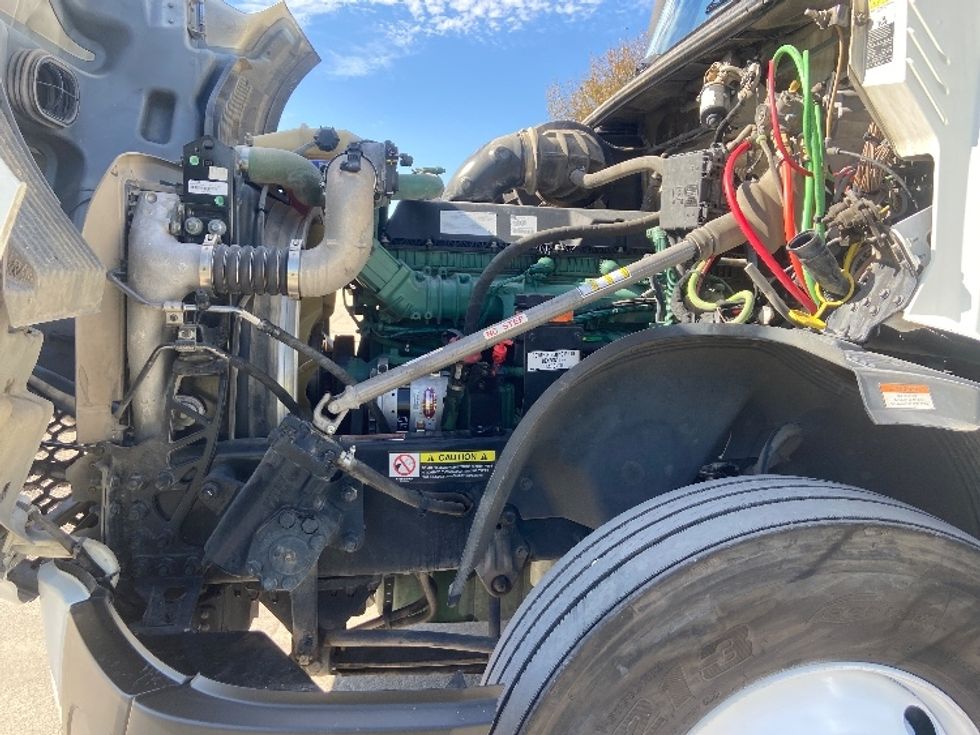 Sleeper Tractor-Heavy Duty Tractors-Volvo-2022-VNL64760-San Antonio-TX-523,447\n\t\tmiles-$ 71,000 - Image 21