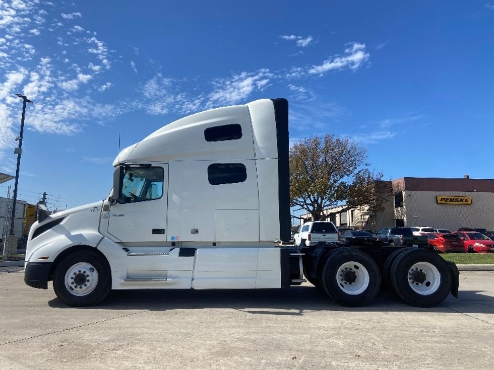 Sleeper Tractor-Heavy Duty Tractors-Volvo-2022-VNL64760-San Antonio-TX-523,447\n\t\tmiles-$ 71,000 - Image 4