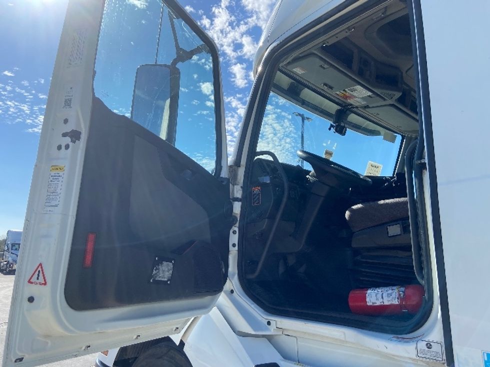 Sleeper Tractor-Heavy Duty Tractors-Volvo-2022-VNL64760-San Antonio-TX-523,447\n\t\tmiles-$ 71,000 - Image 9