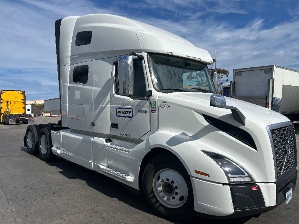 Sleeper Tractor-Heavy Duty Tractors-Volvo-2022-VNL64760-San Marcos-CA-431,273\n\t\tmiles-$ 91,000 - Image 1