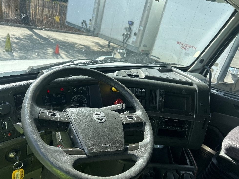 Sleeper Tractor-Heavy Duty Tractors-Volvo-2022-VNL64760-San Marcos-CA-431,273\n\t\tmiles-$ 91,000 - Image 11