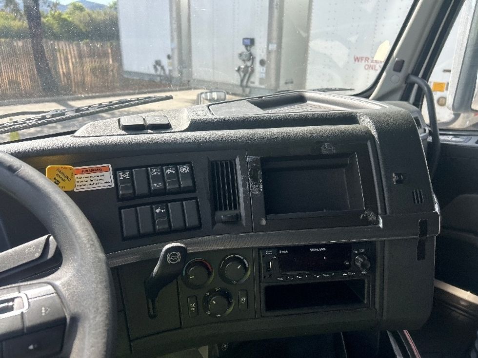 Sleeper Tractor-Heavy Duty Tractors-Volvo-2022-VNL64760-San Marcos-CA-431,273\n\t\tmiles-$ 91,000 - Image 12