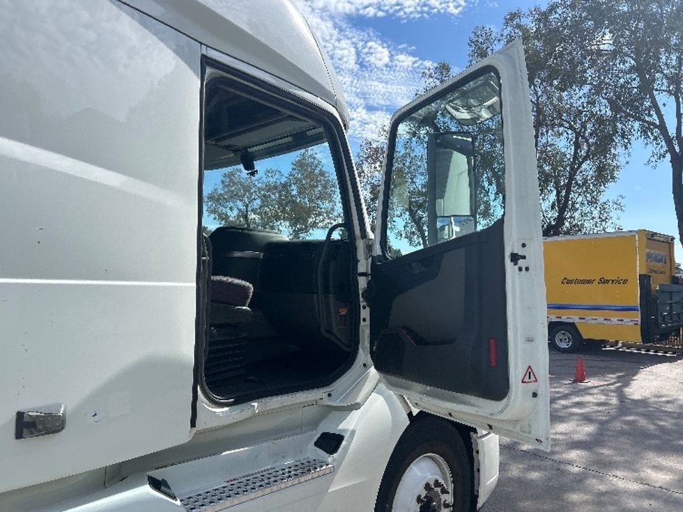 Sleeper Tractor-Heavy Duty Tractors-Volvo-2022-VNL64760-San Marcos-CA-431,273\n\t\tmiles-$ 91,000 - Image 13