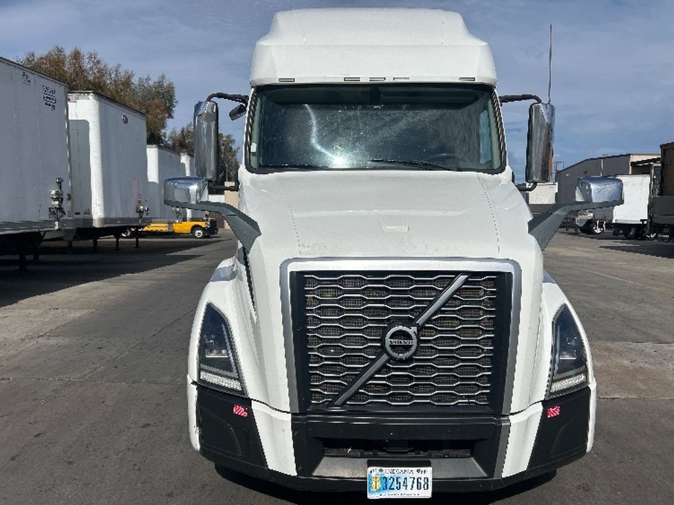 Sleeper Tractor-Heavy Duty Tractors-Volvo-2022-VNL64760-San Marcos-CA-431,273\n\t\tmiles-$ 91,000 - Image 2