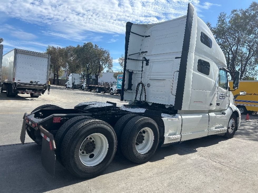 Sleeper Tractor-Heavy Duty Tractors-Volvo-2022-VNL64760-San Marcos-CA-431,273\n\t\tmiles-$ 91,000 - Image 7