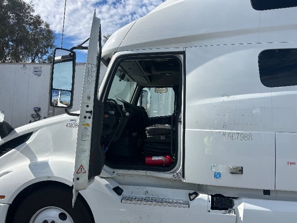 Sleeper Tractor-Heavy Duty Tractors-Volvo-2022-VNL64760-San Marcos-CA-431,273\n\t\tmiles-$ 91,000 - Image 9