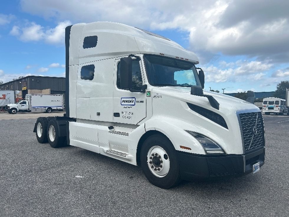 Sleeper Tractor-Heavy Duty Tractors-Volvo-2022-VNL64760-Sandston-VA-464,495\n\t\tmiles-$ 84,750 - Image 1