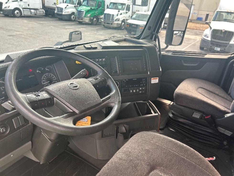 Sleeper Tractor-Heavy Duty Tractors-Volvo-2022-VNL64760-Sandston-VA-464,495\n\t\tmiles-$ 84,750 - Image 10