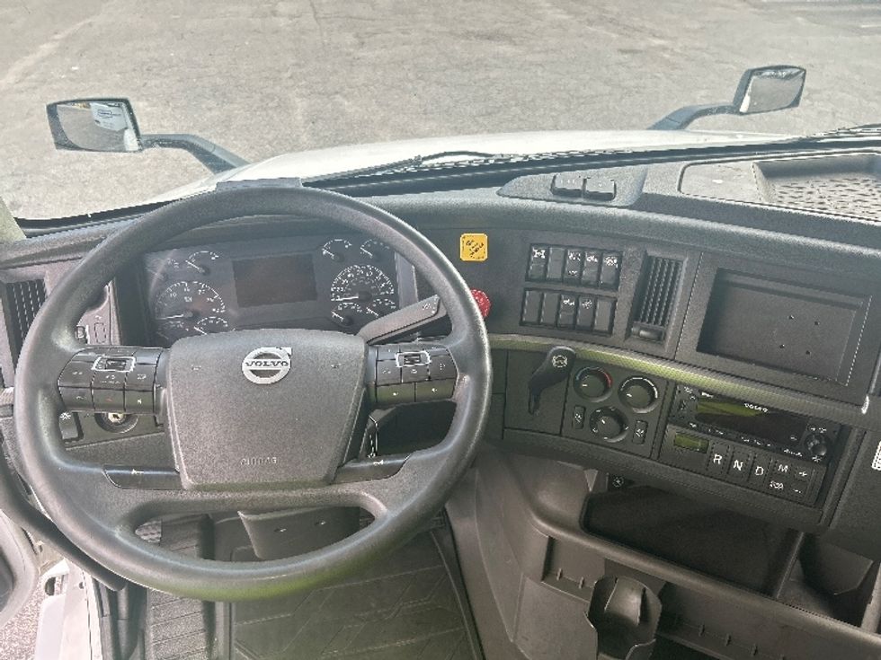 Sleeper Tractor-Heavy Duty Tractors-Volvo-2022-VNL64760-Sandston-VA-464,495\n\t\tmiles-$ 84,750 - Image 11