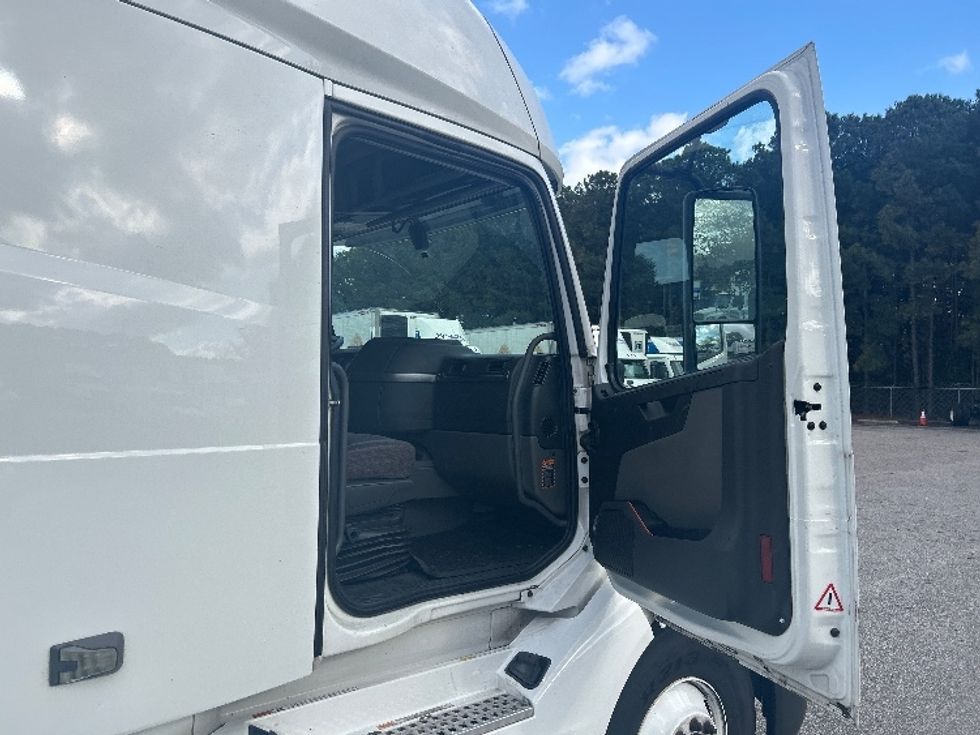Sleeper Tractor-Heavy Duty Tractors-Volvo-2022-VNL64760-Sandston-VA-464,495\n\t\tmiles-$ 84,750 - Image 13