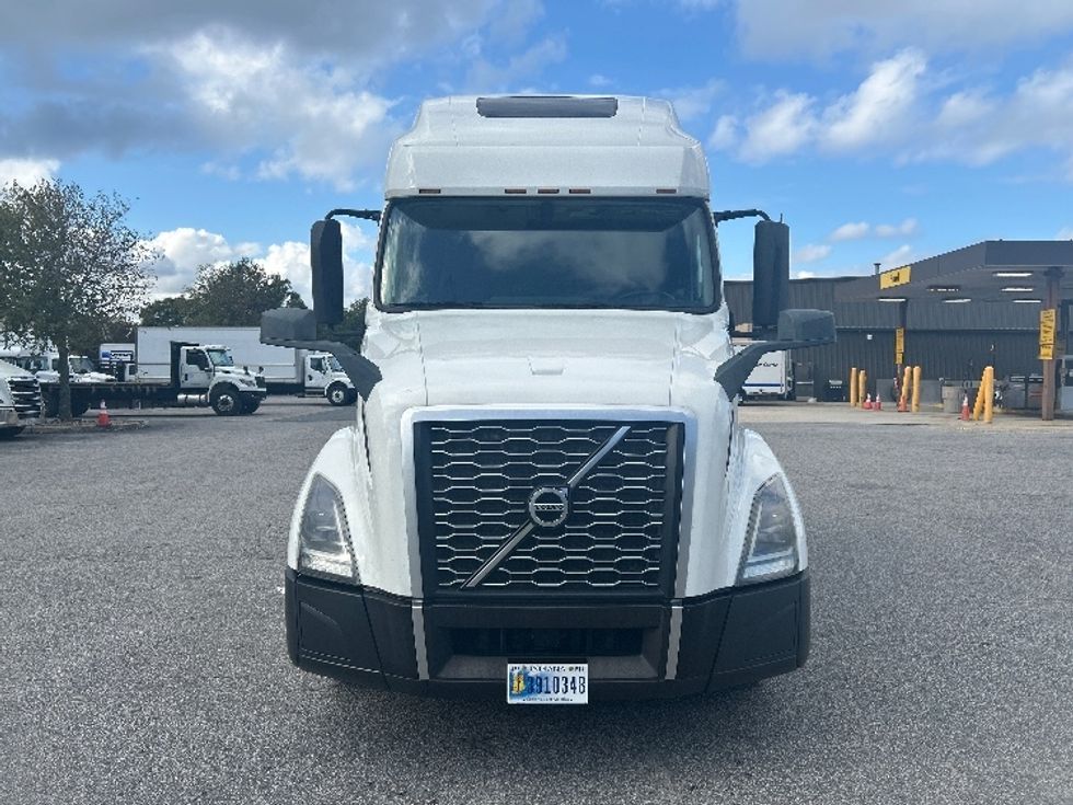 Sleeper Tractor-Heavy Duty Tractors-Volvo-2022-VNL64760-Sandston-VA-464,495\n\t\tmiles-$ 84,750 - Image 2