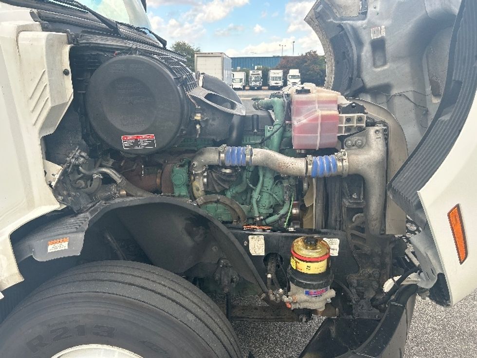 Sleeper Tractor-Heavy Duty Tractors-Volvo-2022-VNL64760-Sandston-VA-464,495\n\t\tmiles-$ 84,750 - Image 20