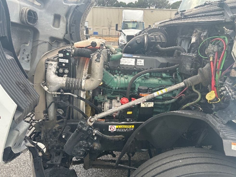 Sleeper Tractor-Heavy Duty Tractors-Volvo-2022-VNL64760-Sandston-VA-464,495\n\t\tmiles-$ 84,750 - Image 21