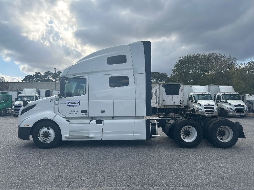 Sleeper Tractor-Heavy Duty Tractors-Volvo-2022-VNL64760-Sandston-VA-464,495\n\t\tmiles-$ 84,750 - Image 4