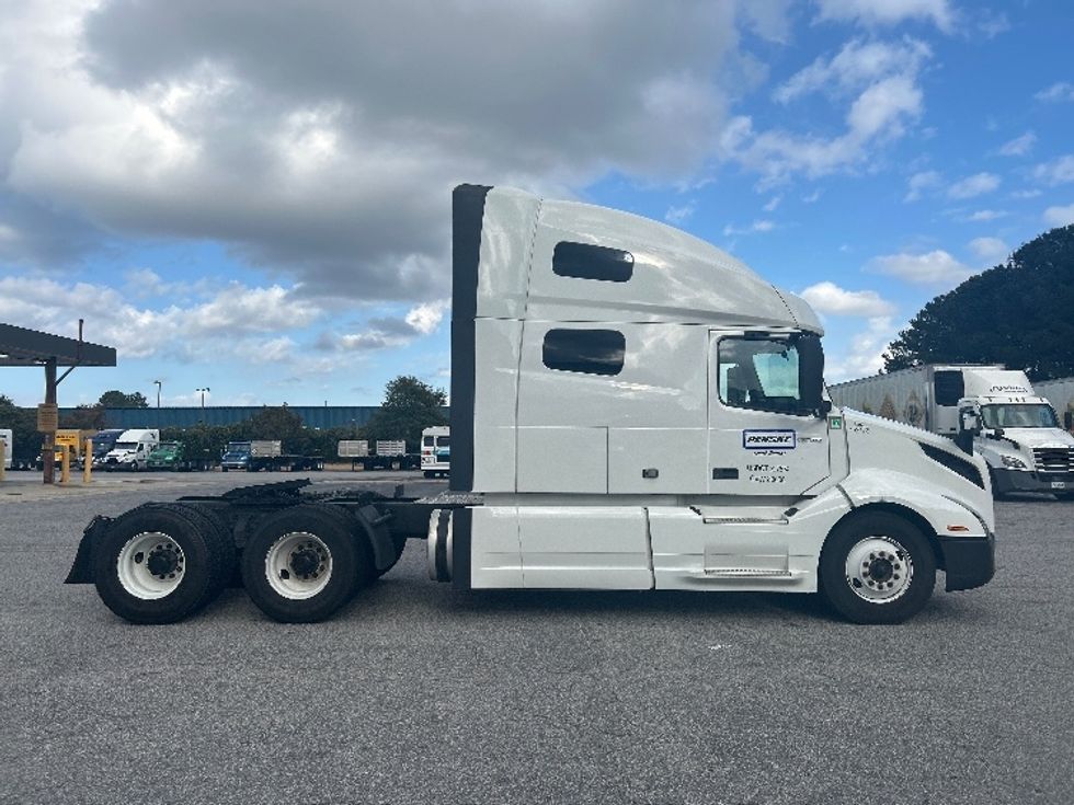 Sleeper Tractor-Heavy Duty Tractors-Volvo-2022-VNL64760-Sandston-VA-464,495\n\t\tmiles-$ 84,750 - Image 8