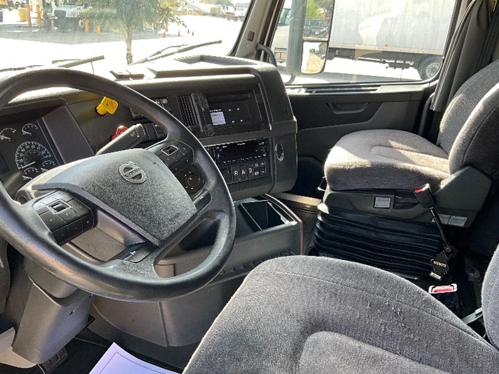 Sleeper Tractor-Heavy Duty Tractors-Volvo-2022-VNL64760-Selma-TX-574,468\n\t\tmiles-$ 69,750 - Image 10