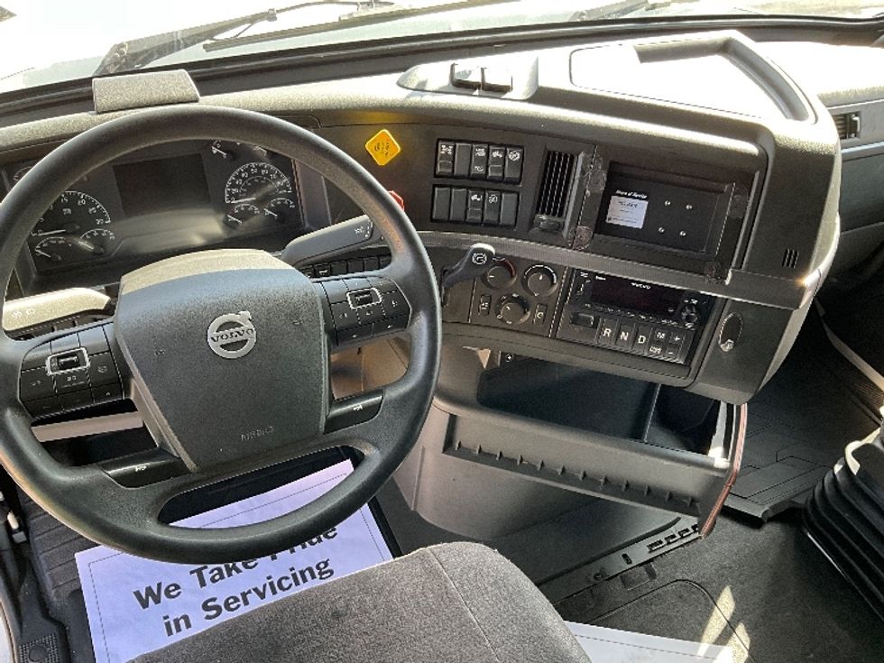 Sleeper Tractor-Heavy Duty Tractors-Volvo-2022-VNL64760-Selma-TX-574,468\n\t\tmiles-$ 69,750 - Image 11