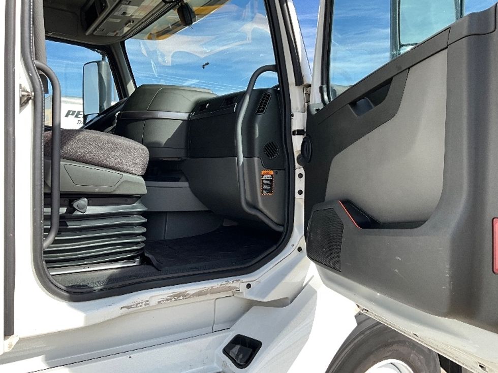 Sleeper Tractor-Heavy Duty Tractors-Volvo-2022-VNL64760-Selma-TX-574,468\n\t\tmiles-$ 69,750 - Image 13