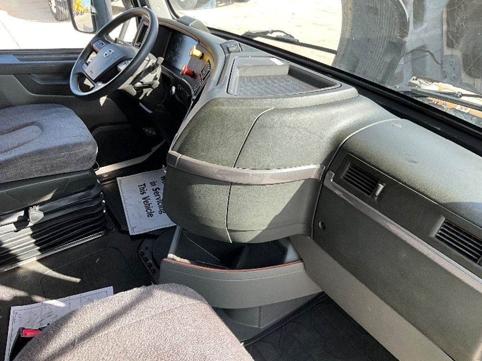 Sleeper Tractor-Heavy Duty Tractors-Volvo-2022-VNL64760-Selma-TX-574,468\n\t\tmiles-$ 69,750 - Image 15