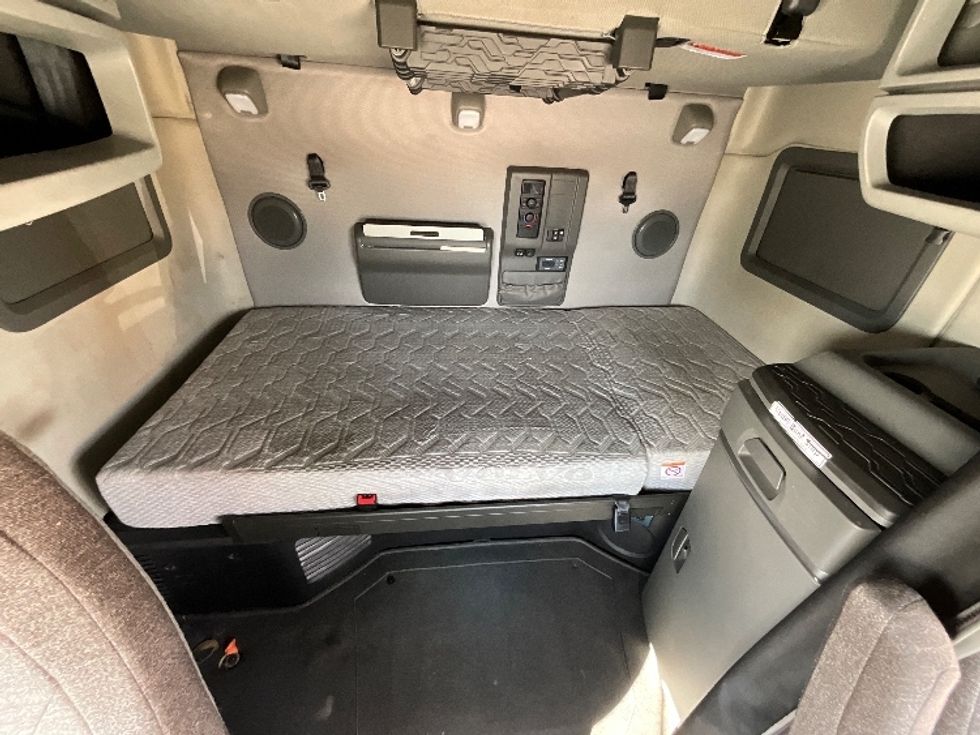 Sleeper Tractor-Heavy Duty Tractors-Volvo-2022-VNL64760-Selma-TX-574,468\n\t\tmiles-$ 69,750 - Image 16