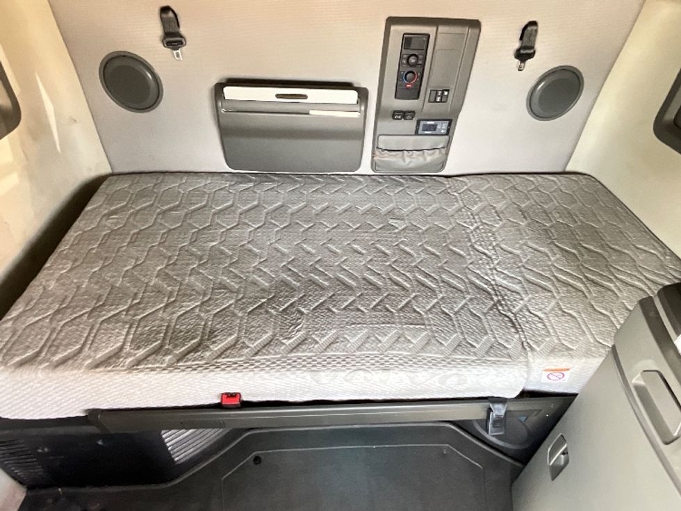 Sleeper Tractor-Heavy Duty Tractors-Volvo-2022-VNL64760-Selma-TX-574,468\n\t\tmiles-$ 69,750 - Image 17