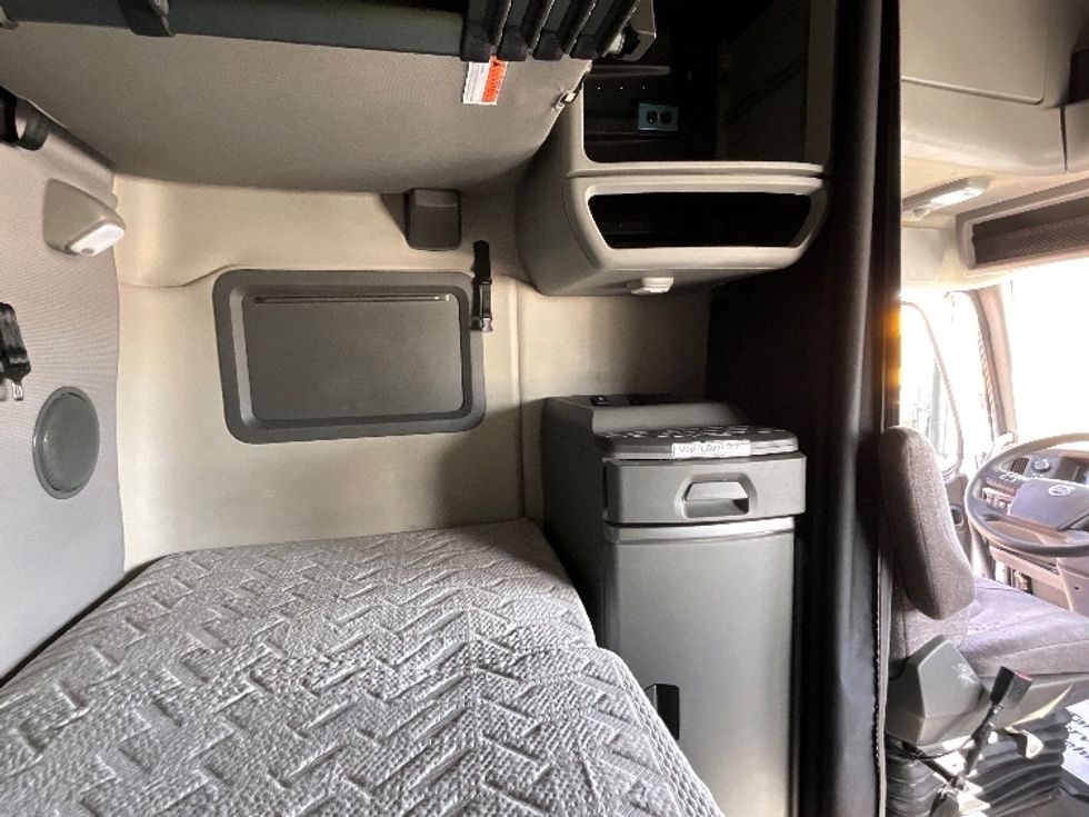 Sleeper Tractor-Heavy Duty Tractors-Volvo-2022-VNL64760-Selma-TX-574,468\n\t\tmiles-$ 69,750 - Image 18