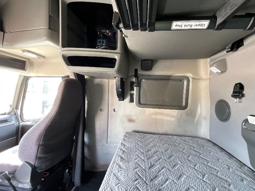 Sleeper Tractor-Heavy Duty Tractors-Volvo-2022-VNL64760-Selma-TX-574,468\n\t\tmiles-$ 69,750 - Image 19