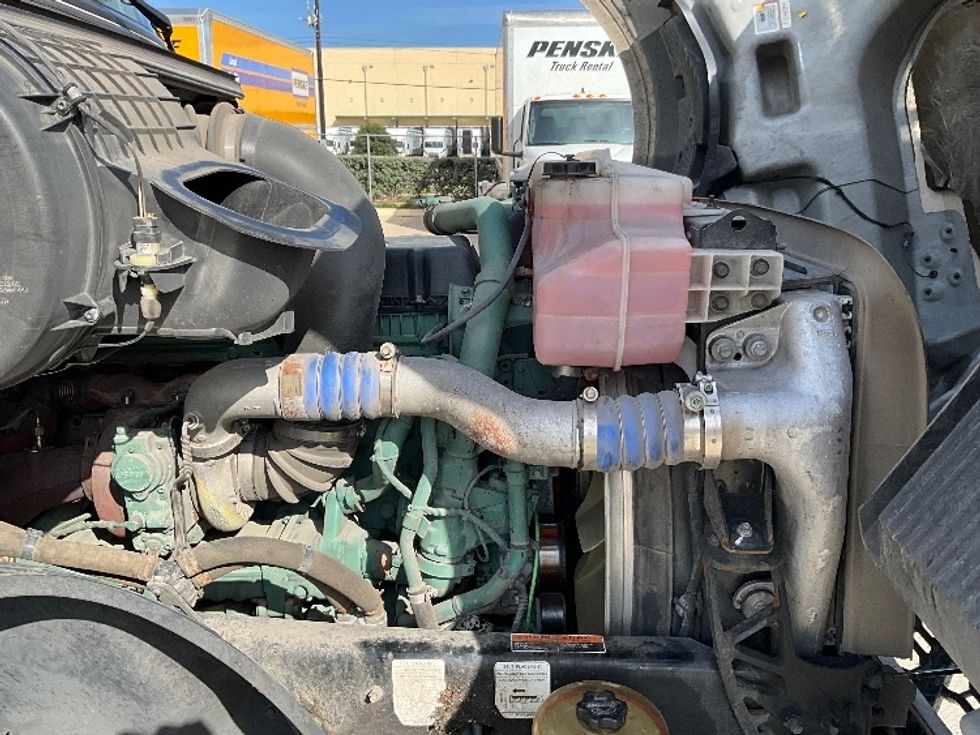 Sleeper Tractor-Heavy Duty Tractors-Volvo-2022-VNL64760-Selma-TX-574,468\n\t\tmiles-$ 69,750 - Image 20