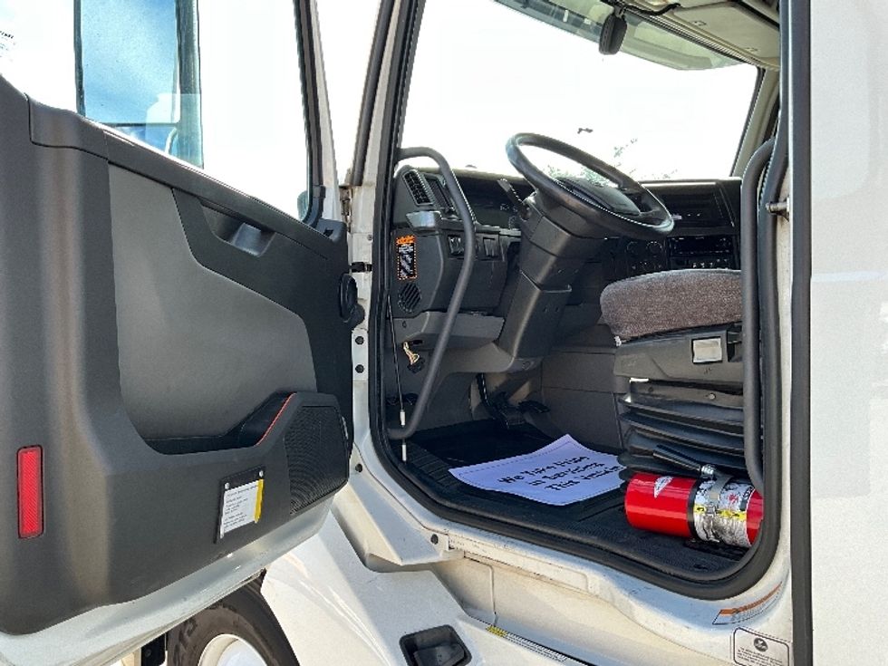 Sleeper Tractor-Heavy Duty Tractors-Volvo-2022-VNL64760-Selma-TX-574,468\n\t\tmiles-$ 69,750 - Image 9