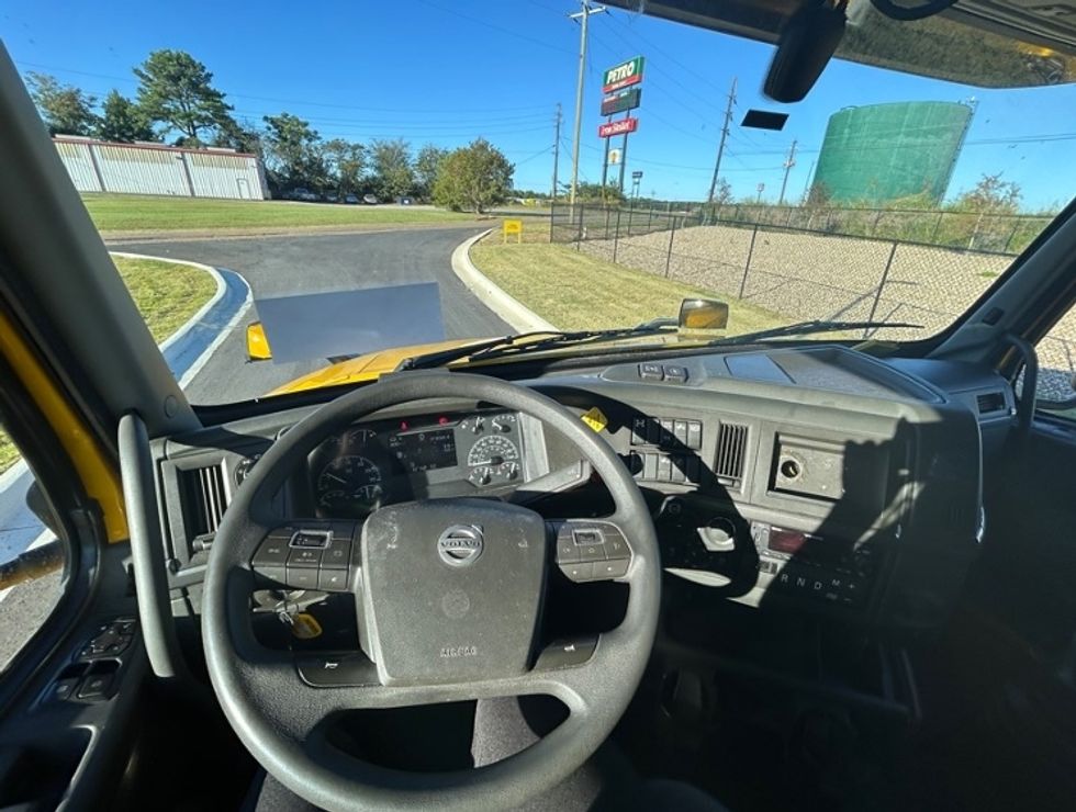 Sleeper Tractor-Heavy Duty Tractors-Volvo-2022-VNL64760-Shreveport-LA-373,065\n\t\tmiles-$ 87,500 - Image 10