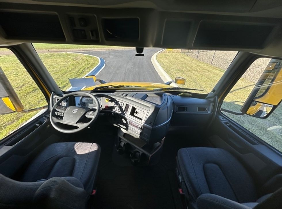 Sleeper Tractor-Heavy Duty Tractors-Volvo-2022-VNL64760-Shreveport-LA-373,065\n\t\tmiles-$ 87,500 - Image 11