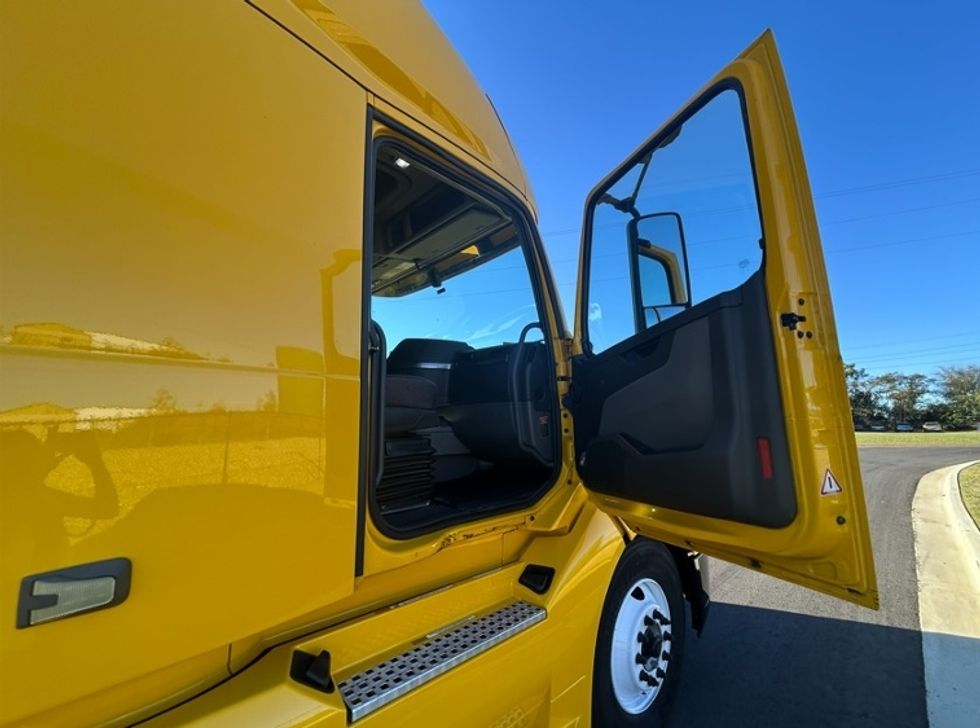 Sleeper Tractor-Heavy Duty Tractors-Volvo-2022-VNL64760-Shreveport-LA-373,065\n\t\tmiles-$ 87,500 - Image 12