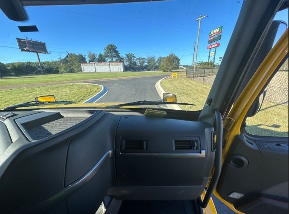 Sleeper Tractor-Heavy Duty Tractors-Volvo-2022-VNL64760-Shreveport-LA-373,065\n\t\tmiles-$ 87,500 - Image 13