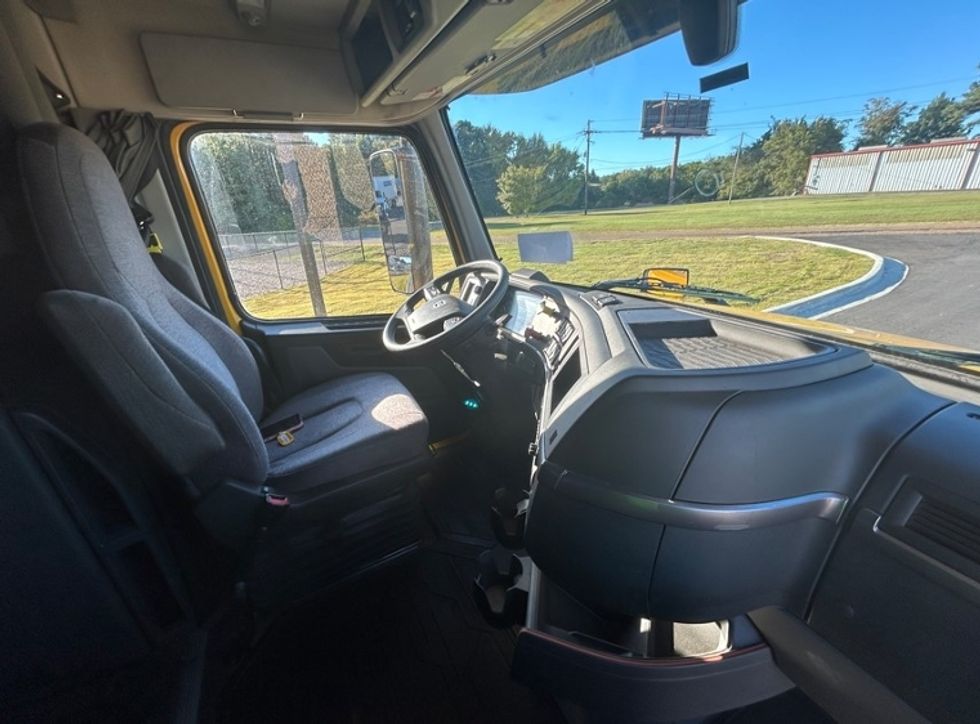 Sleeper Tractor-Heavy Duty Tractors-Volvo-2022-VNL64760-Shreveport-LA-373,065\n\t\tmiles-$ 87,500 - Image 14