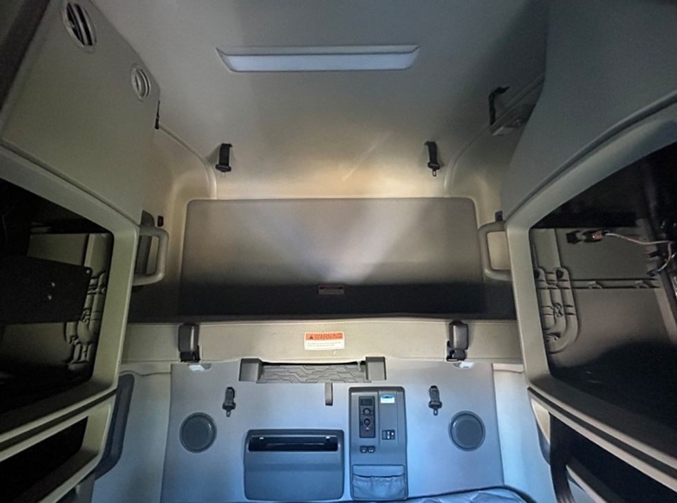 Sleeper Tractor-Heavy Duty Tractors-Volvo-2022-VNL64760-Shreveport-LA-373,065\n\t\tmiles-$ 87,500 - Image 15