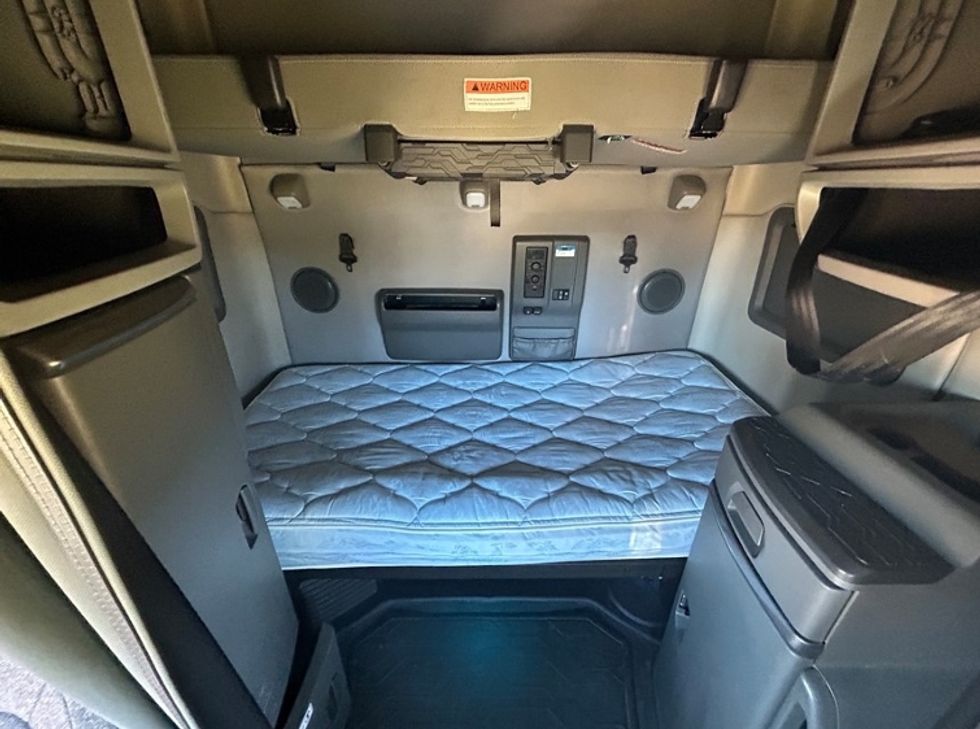 Sleeper Tractor-Heavy Duty Tractors-Volvo-2022-VNL64760-Shreveport-LA-373,065\n\t\tmiles-$ 87,500 - Image 16