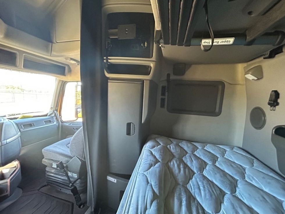 Sleeper Tractor-Heavy Duty Tractors-Volvo-2022-VNL64760-Shreveport-LA-373,065\n\t\tmiles-$ 87,500 - Image 18