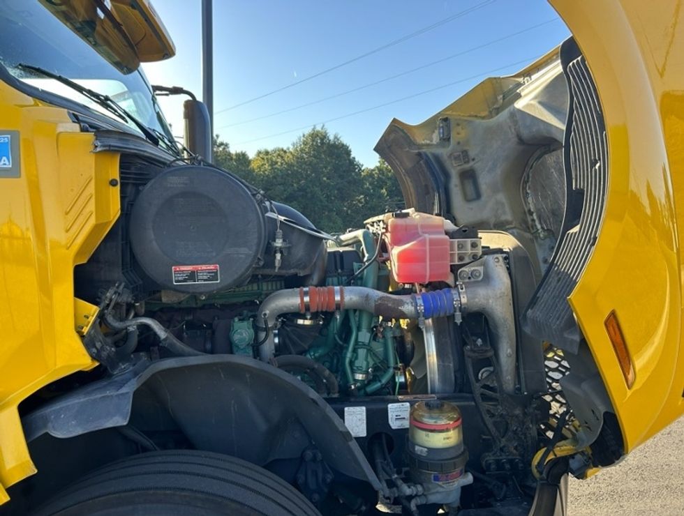 Sleeper Tractor-Heavy Duty Tractors-Volvo-2022-VNL64760-Shreveport-LA-373,065\n\t\tmiles-$ 87,500 - Image 19