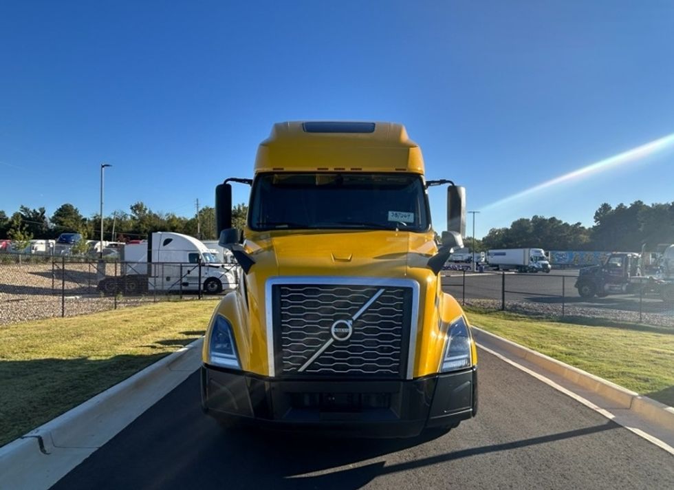 Sleeper Tractor-Heavy Duty Tractors-Volvo-2022-VNL64760-Shreveport-LA-373,065\n\t\tmiles-$ 87,500 - Image 2