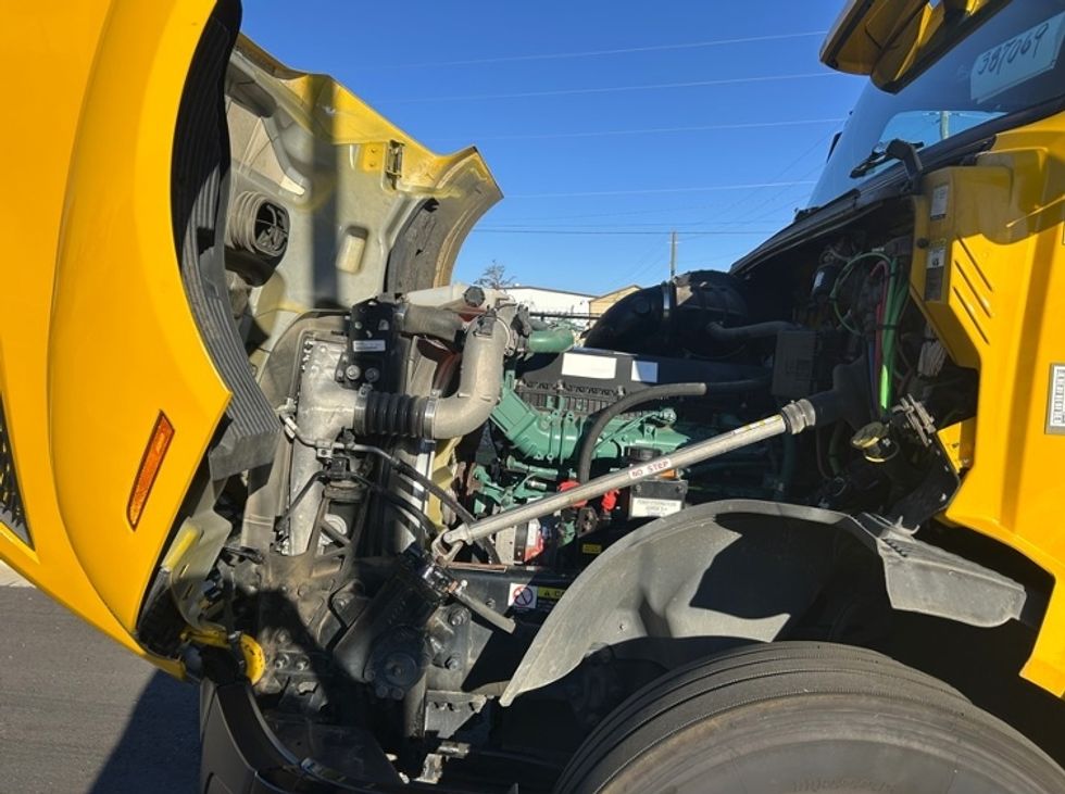 Sleeper Tractor-Heavy Duty Tractors-Volvo-2022-VNL64760-Shreveport-LA-373,065\n\t\tmiles-$ 87,500 - Image 20