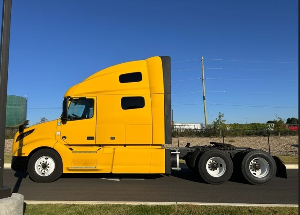 Sleeper Tractor-Heavy Duty Tractors-Volvo-2022-VNL64760-Shreveport-LA-373,065\n\t\tmiles-$ 87,500 - Image 4