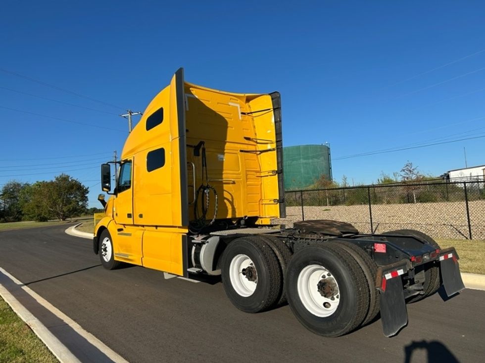 Sleeper Tractor-Heavy Duty Tractors-Volvo-2022-VNL64760-Shreveport-LA-373,065\n\t\tmiles-$ 87,500 - Image 5
