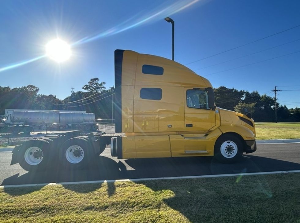 Sleeper Tractor-Heavy Duty Tractors-Volvo-2022-VNL64760-Shreveport-LA-373,065\n\t\tmiles-$ 87,500 - Image 7