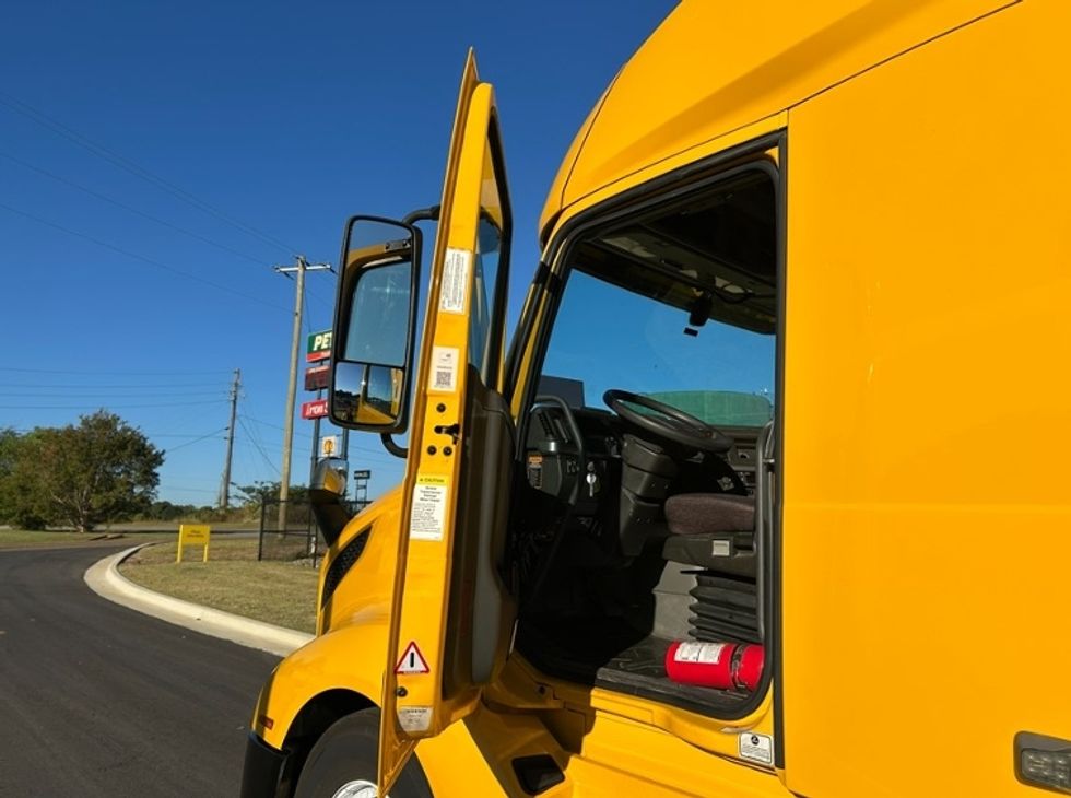 Sleeper Tractor-Heavy Duty Tractors-Volvo-2022-VNL64760-Shreveport-LA-373,065\n\t\tmiles-$ 87,500 - Image 8