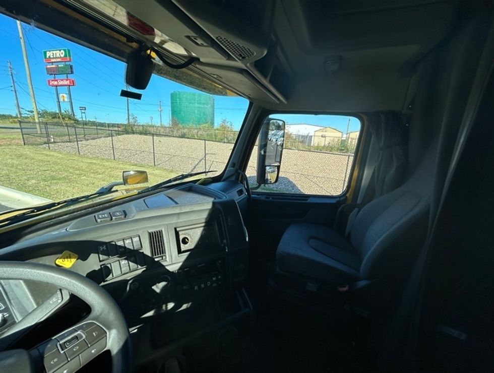 Sleeper Tractor-Heavy Duty Tractors-Volvo-2022-VNL64760-Shreveport-LA-373,065\n\t\tmiles-$ 87,500 - Image 9